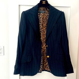 Beautiful dolce and gabbana blazer with leopard print lining
